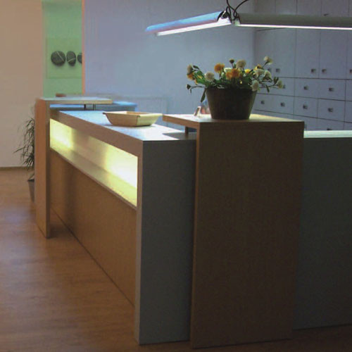Moderne Empfangstheke aus Holz mit Beleuchtung in hochwertiger Ausführung