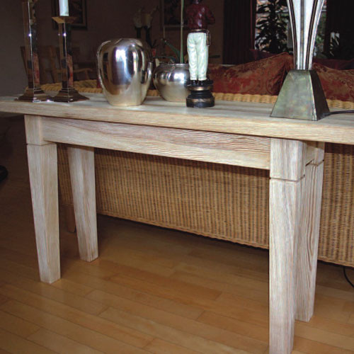 Beistelltisch aus Akazienholz im Wohnzimmer auf Parkettboden