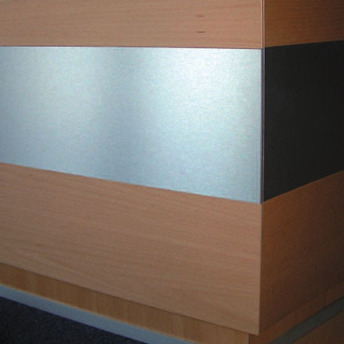 Detail einer modernen Holz- und Metallverkleidung, Nahaufnahme einer Ecke