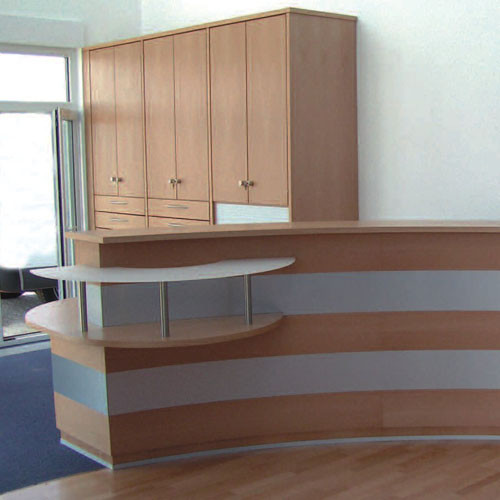 Moderner Empfangstresen mit Schrankwand aus Holz in einem Büro oder Praxisraum