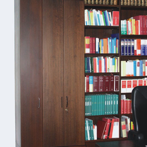 Schrankwand in einer Anwaltskanzlei mit Bücherregal und juristischer Fachliteratur