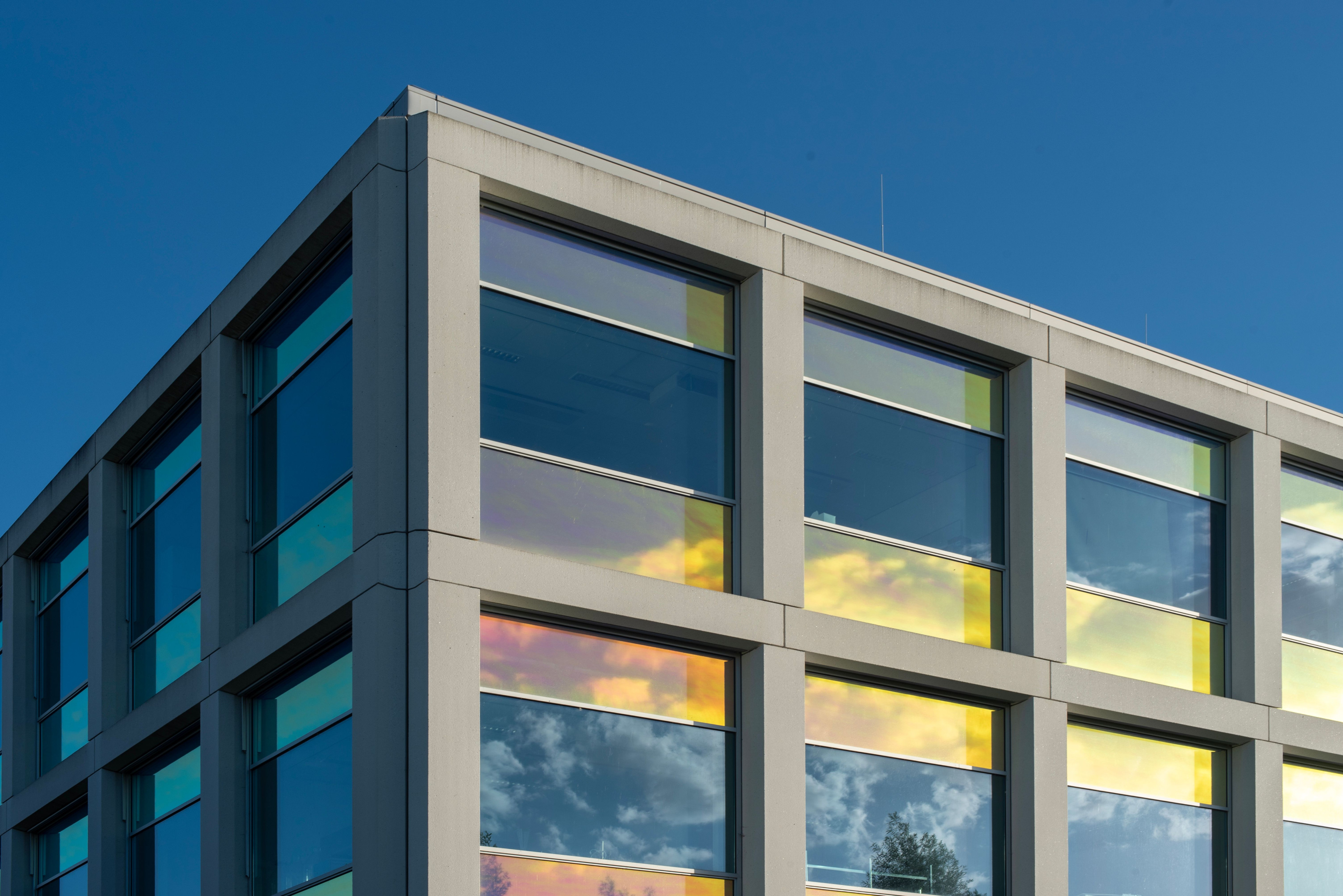 Sonnenschutzfolie auf modernen Bürofenstern reflektiert Sonnenlicht und sorgt für Hitzeschutz