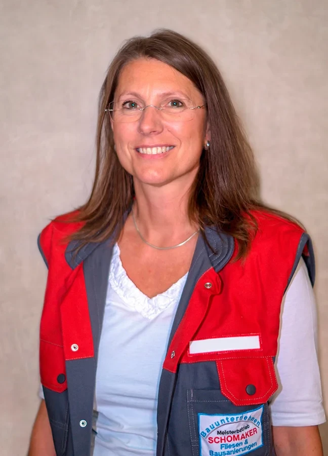 Mitarbeiterin im Team FR Schomaker mit roter Arbeitsweste