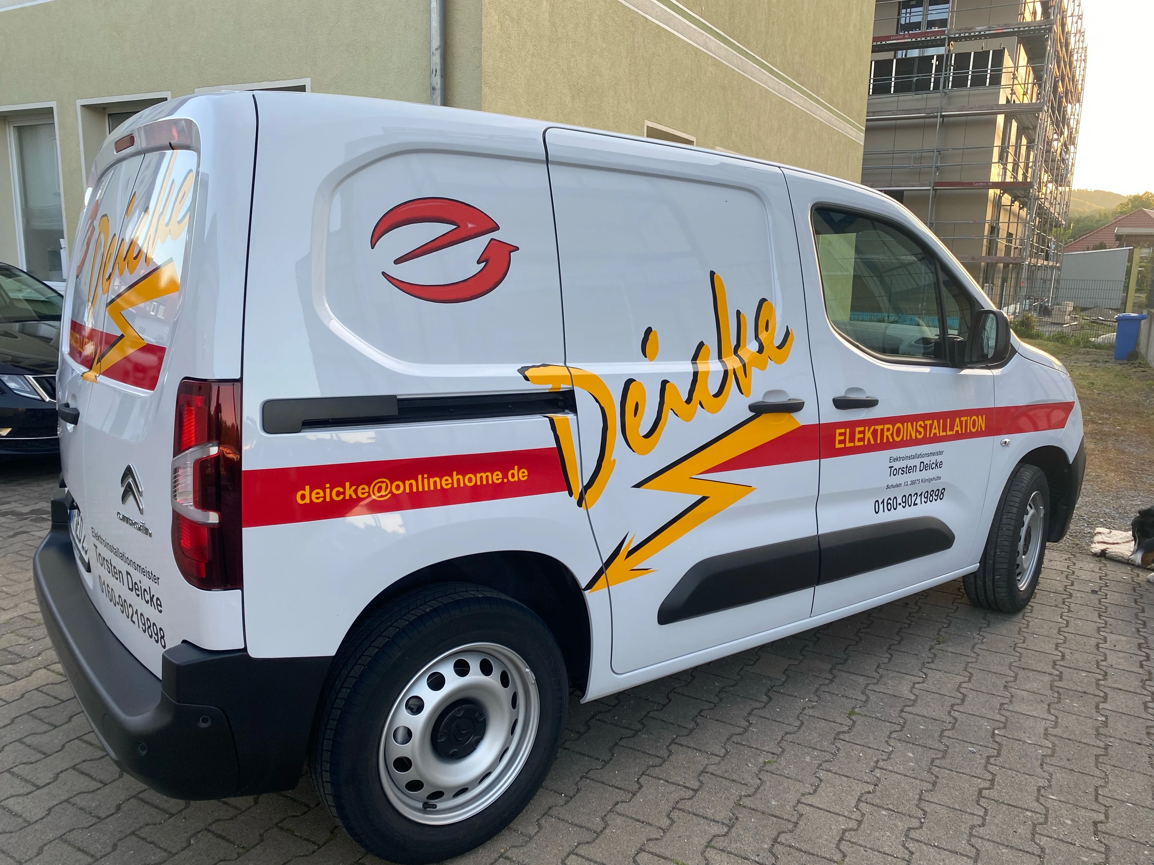 Firmenwagen von Elektroinstallation Deicke mit Logo und Kontaktdaten