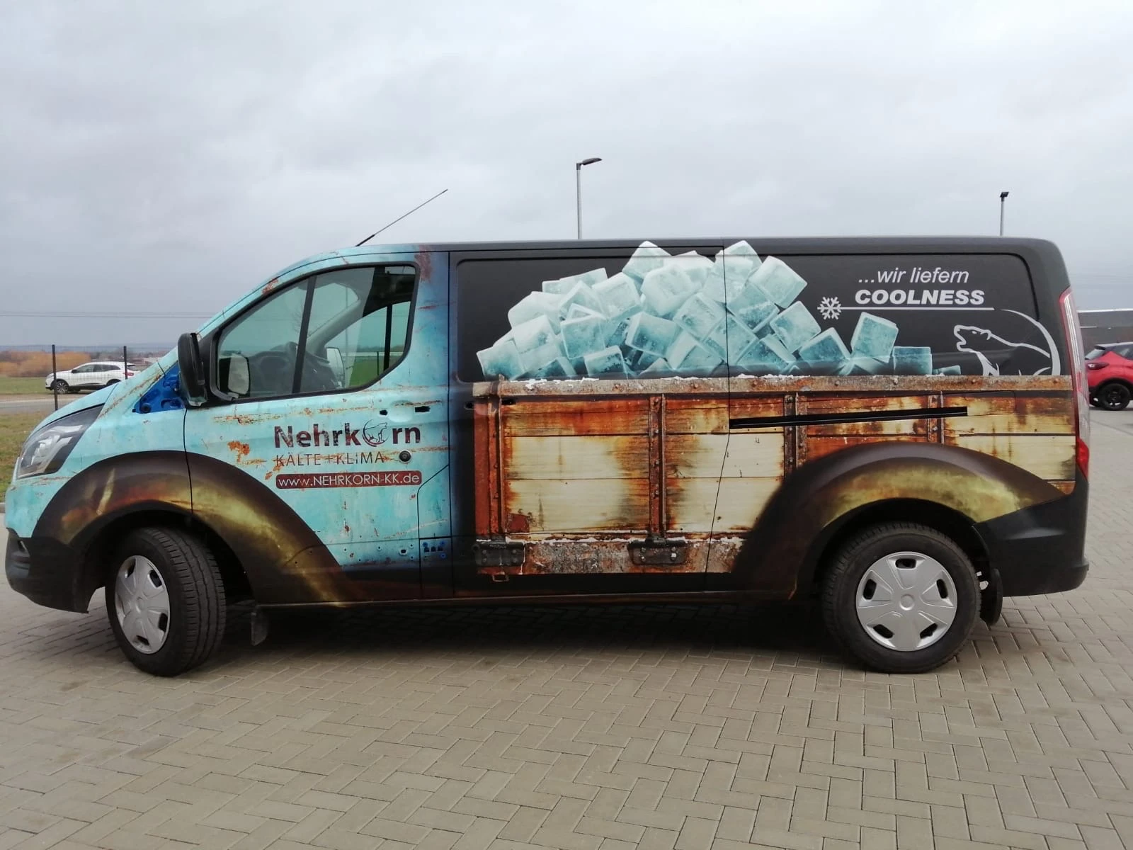 Nehrkorn Kälte-Klima Lieferwagen mit Eiswürfel-Design