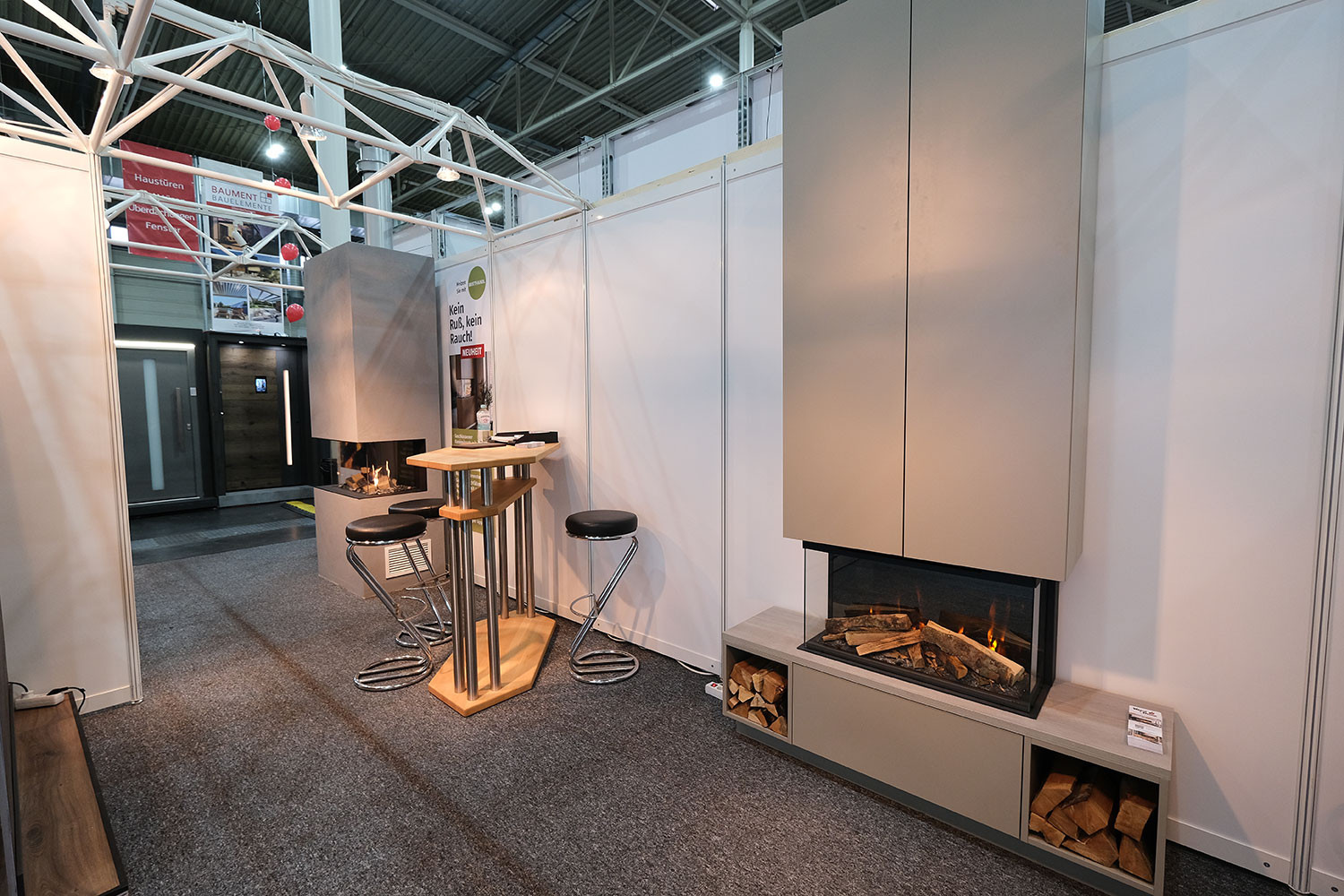 Moderner Kaminofen und Messestand mit Sitzgelegenheiten auf einer Messe