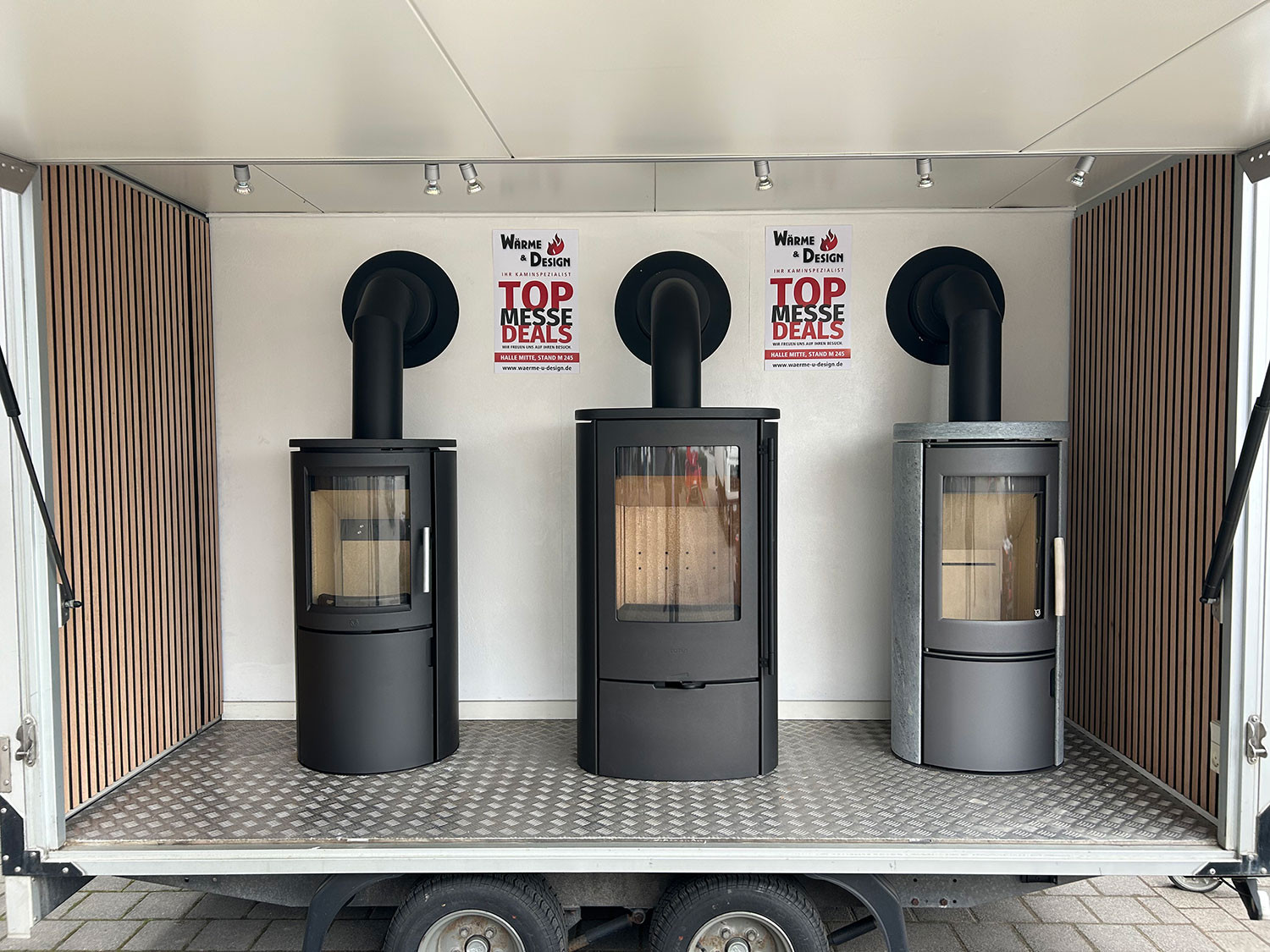 Moderne Kaminöfen auf einer Messe bei Wärme & Design mit Top Messe Deals