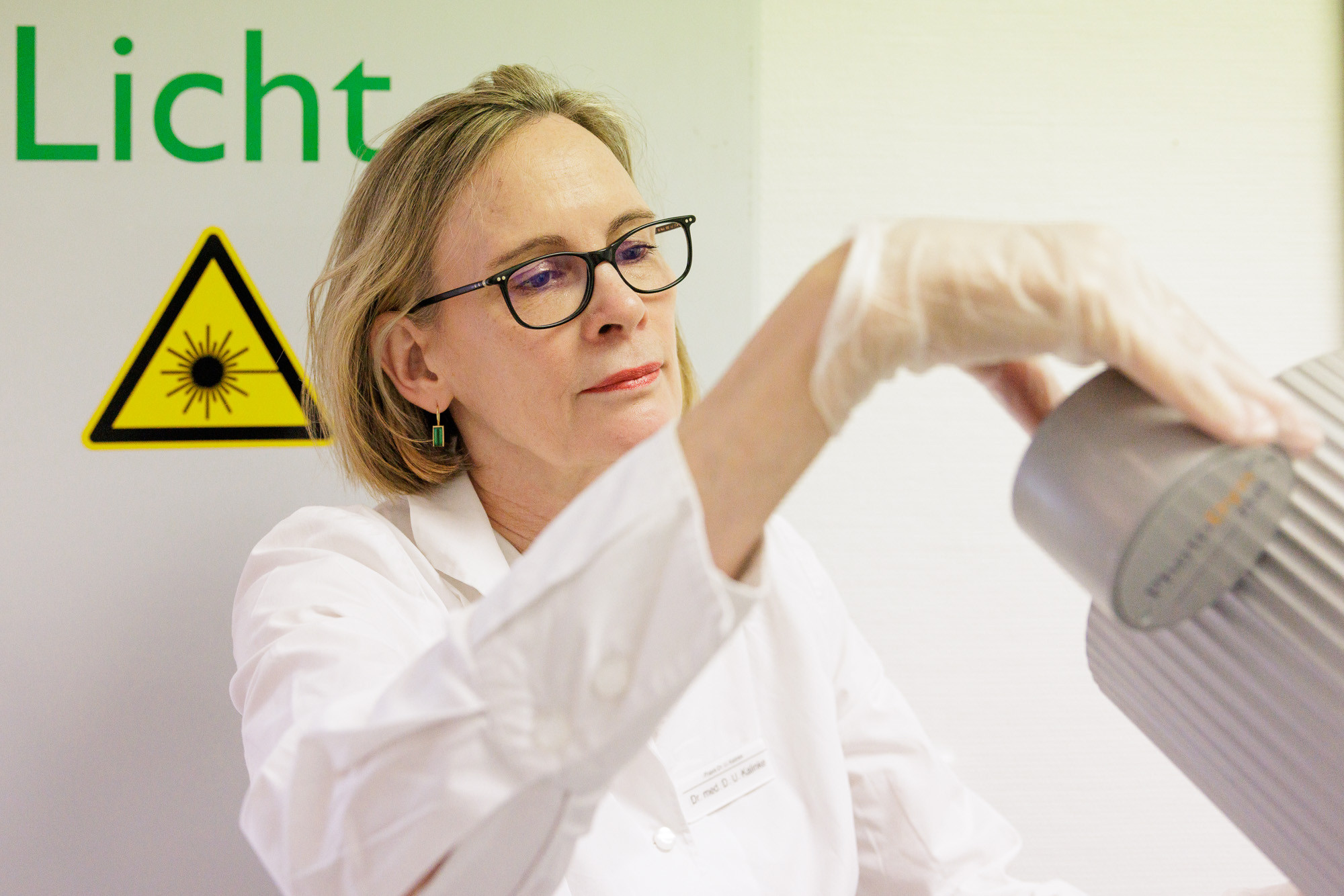 Praxisfoto 2025 – Ärztin bei der Arbeit in moderner medizinischer Praxis Praxisfoto einer Ärztin bei der Arbeit in einer medizinischen Praxis, 2025