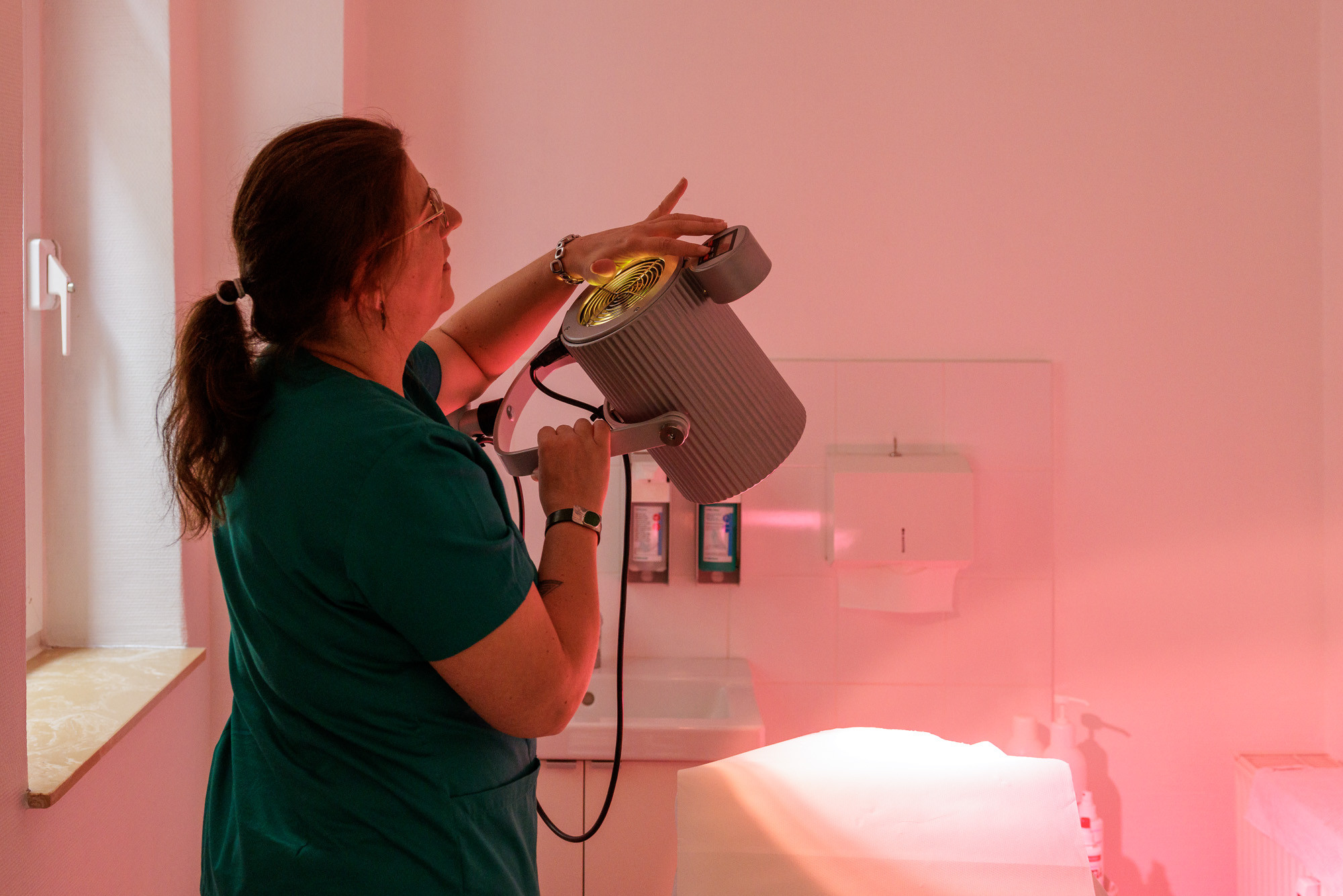 Praxisfoto 2025 – medizinische Lichttherapie in moderner Praxis Praxisfoto 2025: medizinische Behandlung mit Lichttherapie in moderner Praxis