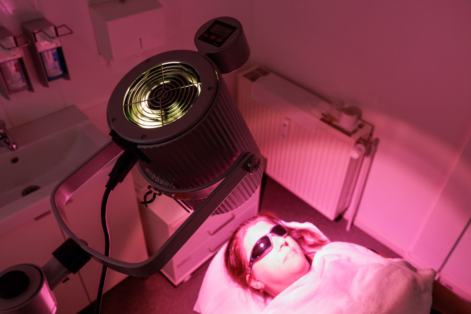 Praxisfoto: Lichttherapie-Anwendung in moderner Praxis 2025 Praxisfoto einer medizinischen Lichttherapie-Anwendung in einer modernen Praxisumgebung