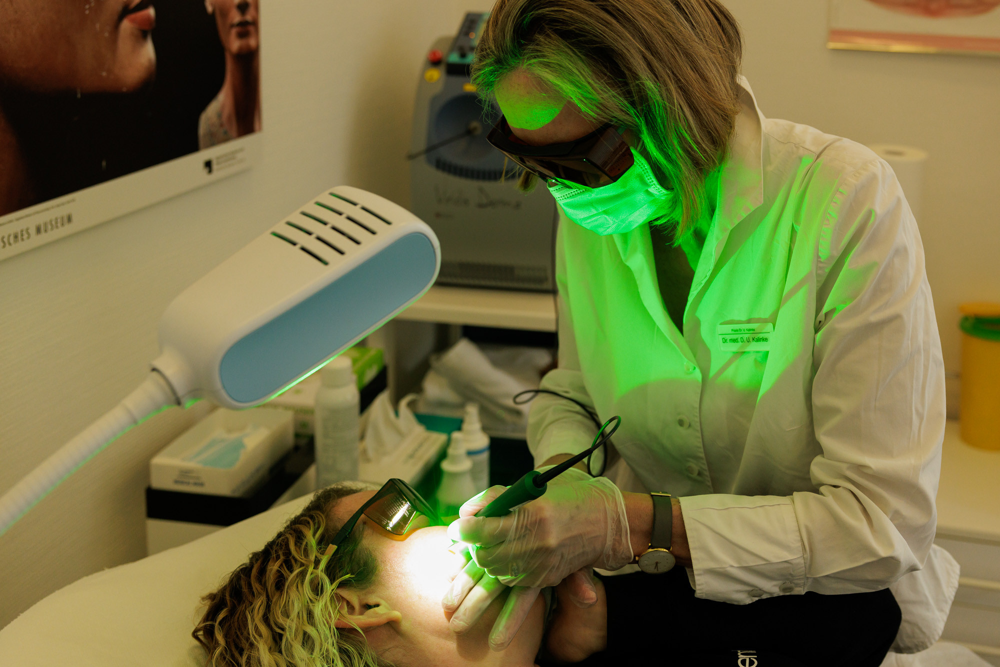 Dr. med. U. J. Karleke führt eine Laserbehandlung in einer modernen Praxis durch