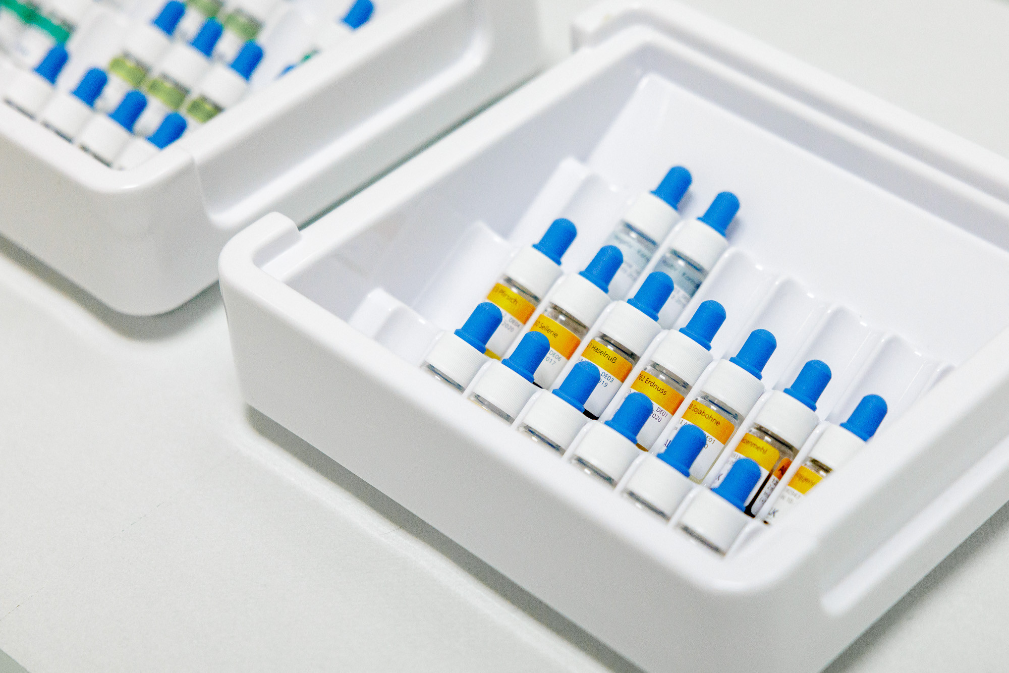Praxisfoto 2025 – Allergietest-Fläschchen in einer weißen Aufbewahrungsbox