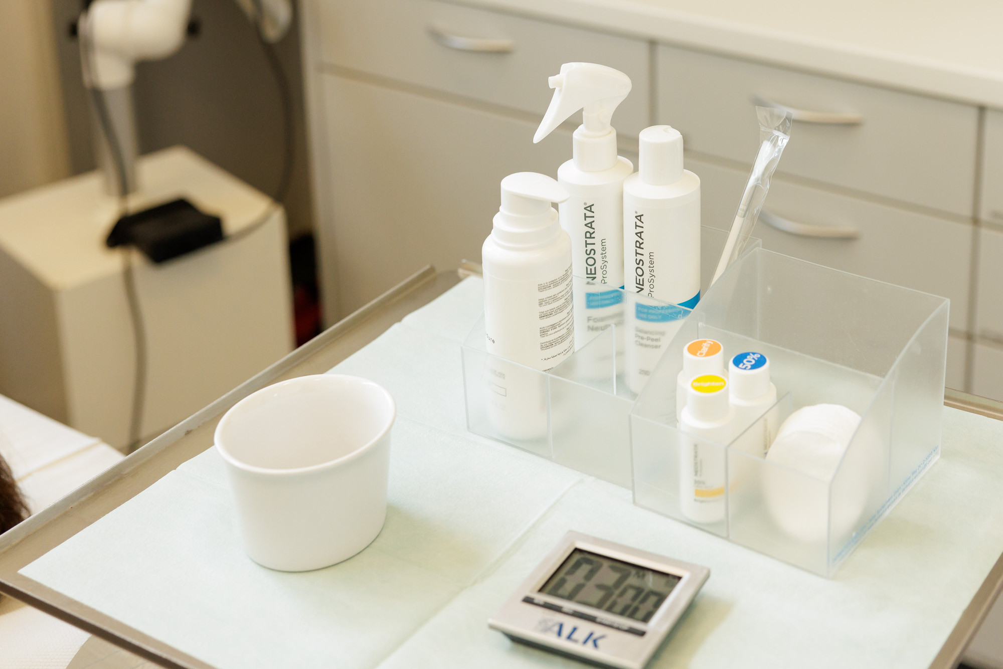 Praxisfoto 2025 mit medizinischen Produkten wie Neostrata, ALK Allergietest und Behandlungsutensilien auf einem Behandlungstisch