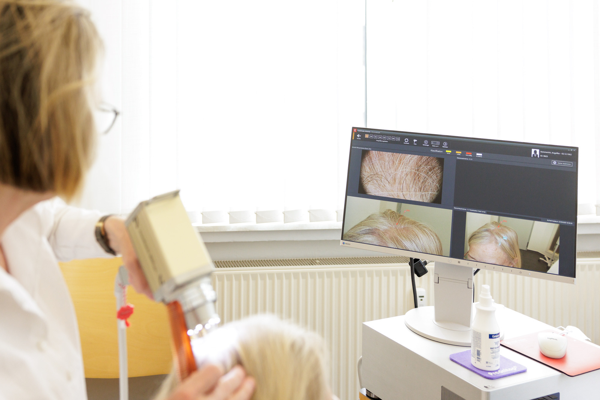 Praxisfoto: Untersuchung der Kopfhaut mit moderner Diagnosetechnik in einer Arztpraxis, Detailaufnahme am Monitor sichtbar