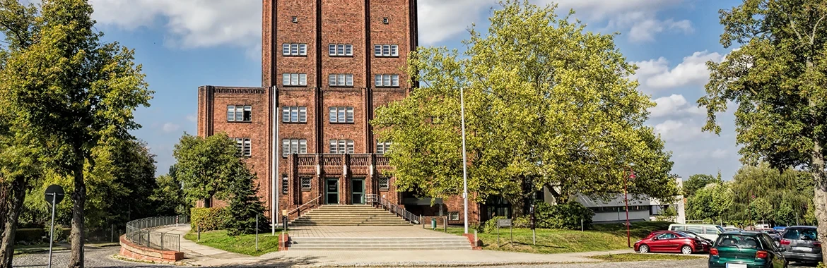 Rathaus Neuenhagen – Historisches Gebäude in Neuenhagen bei Berlin Rathaus Neuenhagen mit Treppenaufgang und Bäumen im Vordergrund