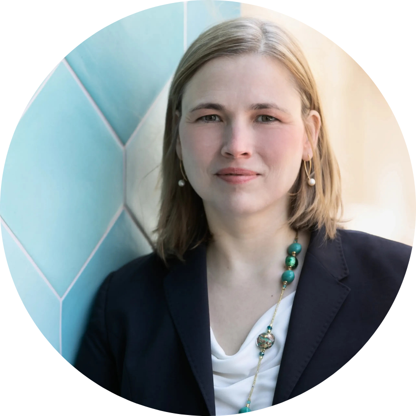 Testimonial Portraitfoto von Gabriele Leucht im Business-Outfit