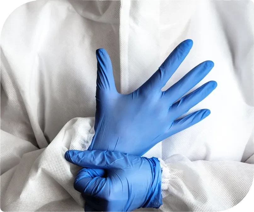 Schutzkleidung und Handschuhe beim Eichenprozessionsspinner bekämpfen