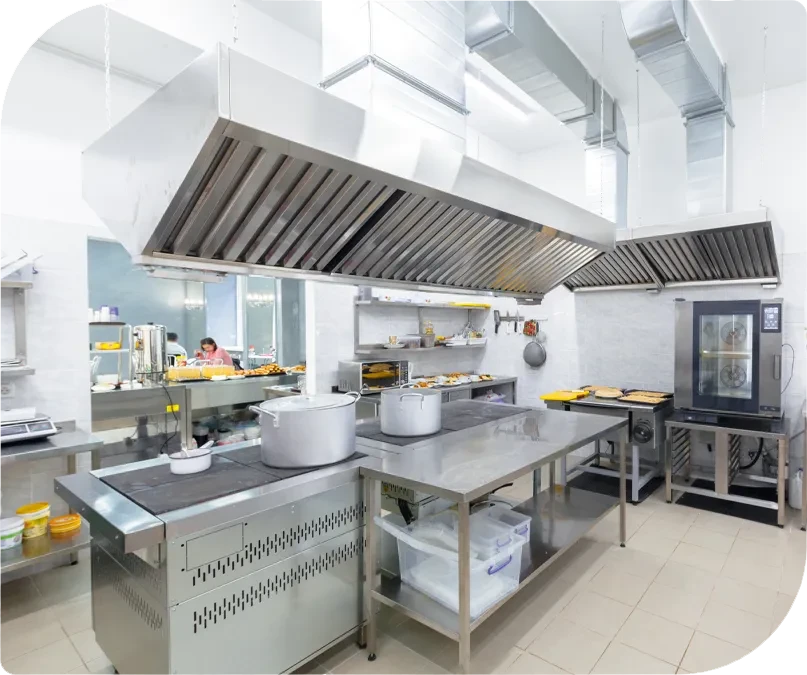 Große Edelstahl-Industrieküche mit Speziallösungen und moderner Ausstattung