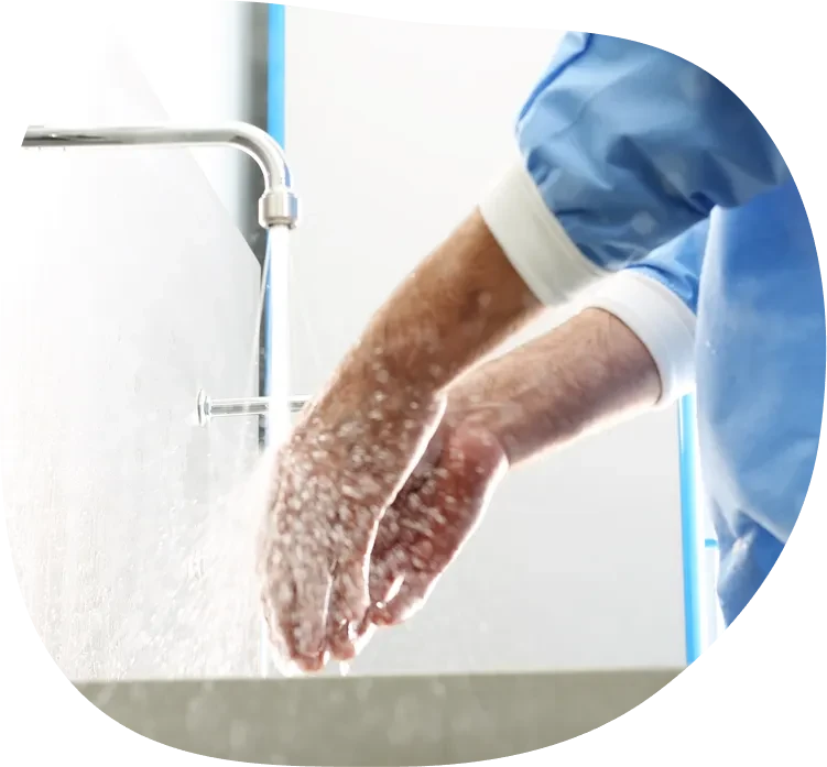 Hände werden unter fließendem Wasser zur Desinfektion gereinigt, medizinische Hygiene