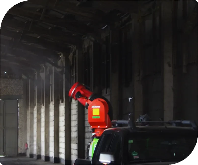 Desinfektion in einer Industriehalle mit einem modernen Sprühgerät