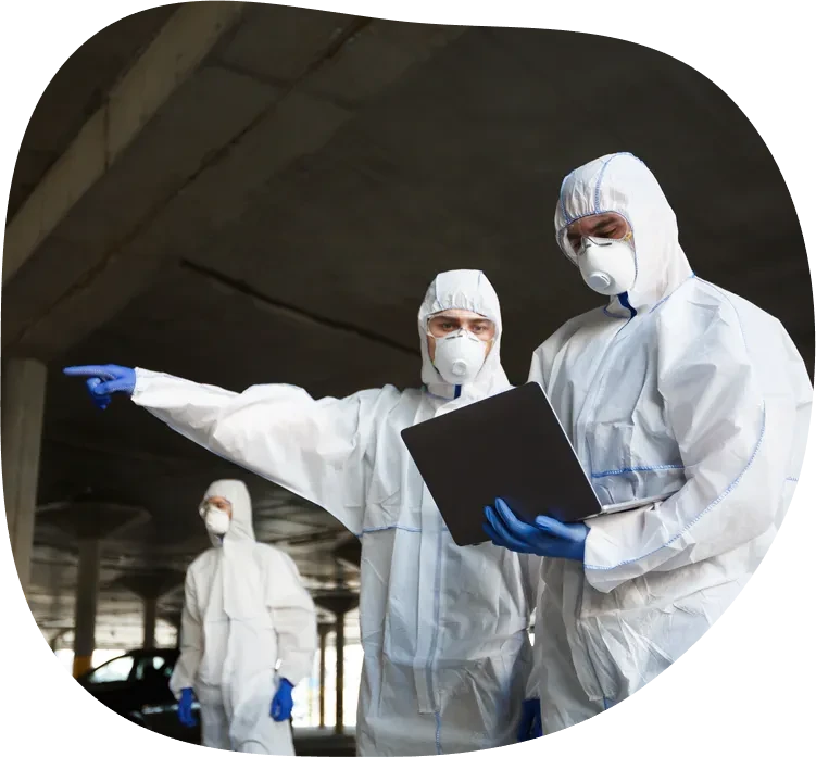 Team bei der Spezialreinigung in Schutzanzügen in einer Tiefgarage