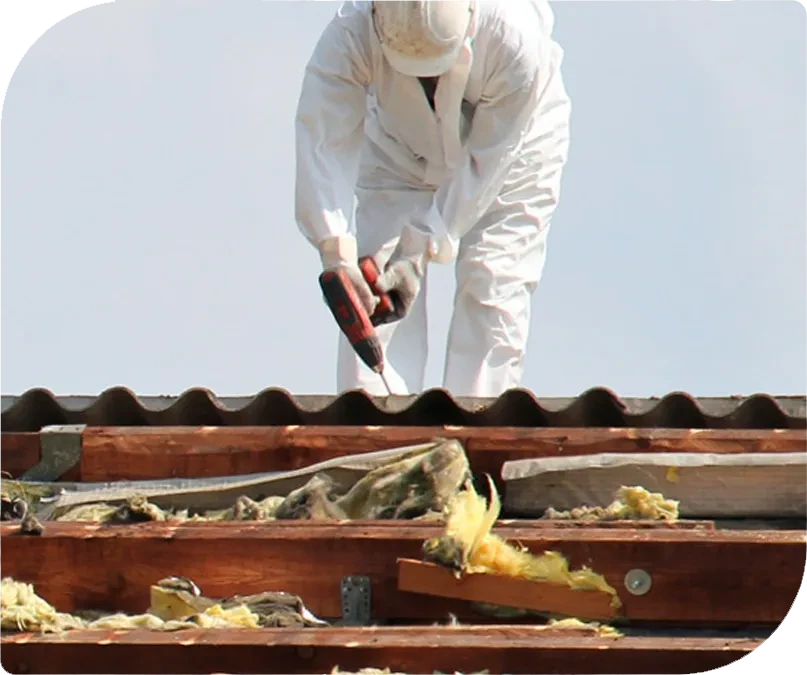 Arbeiter in Schutzkleidung bei KMF-Entsorgung und Entrümpelung auf einem Dach