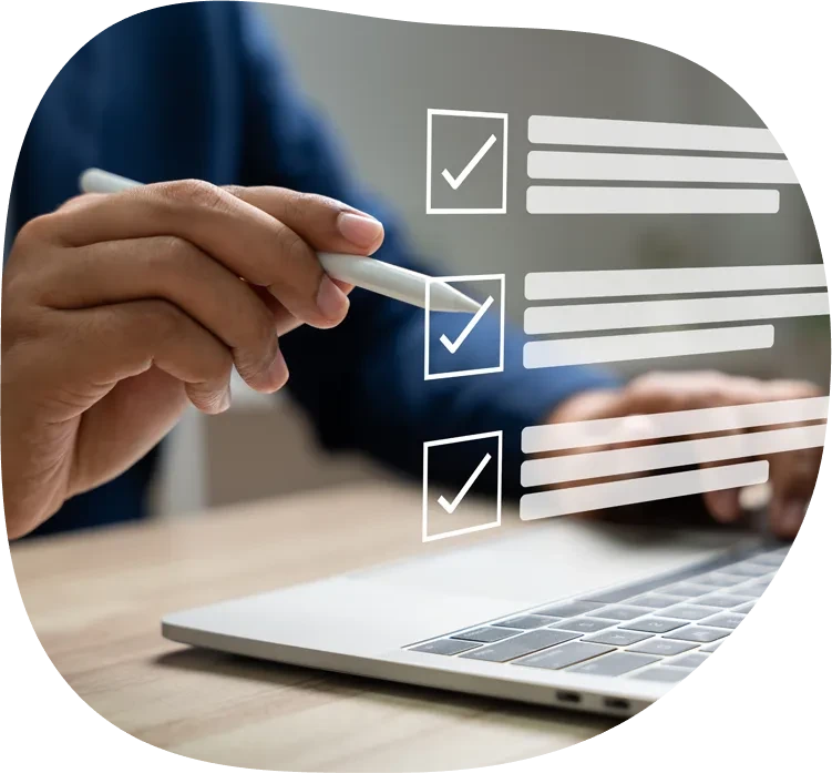 Digitale Schädlingskontroll-Nachweisführung: Person arbeitet mit digitaler Checkliste am Laptop