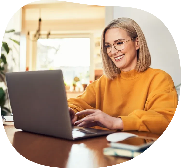 Frau arbeitet am Laptop in einem modernen, hellen Homeoffice – Header-Bild für Blog News