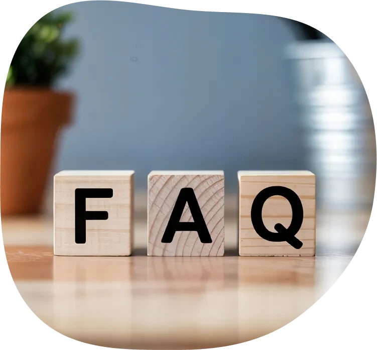 Header-Bild mit FAQ-Holzwürfeln für häufig gestellte Fragen