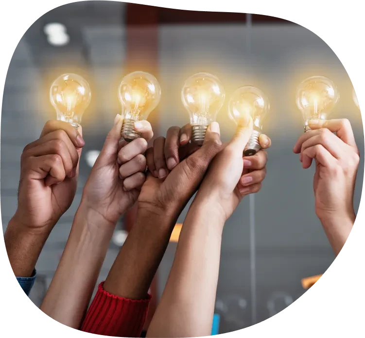 Headerbild Anleitungen und Tipps: Verschiedene Hände halten leuchtende Glühbirnen als Symbol für Ideen und Lösungen