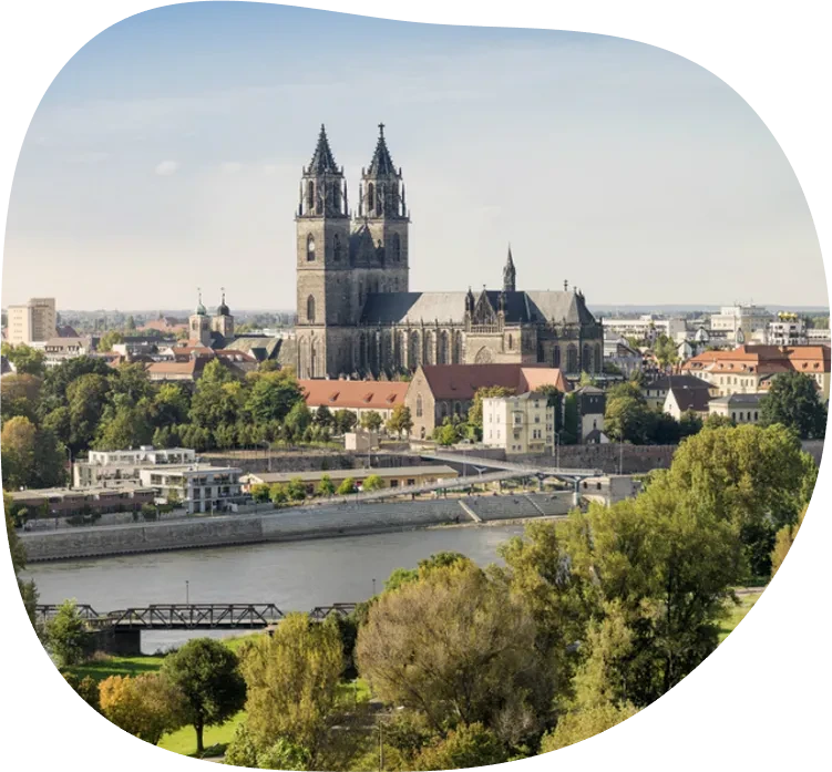 Panorama von Magdeburg mit dem Magdeburger Dom und der Elbe im Vordergrund