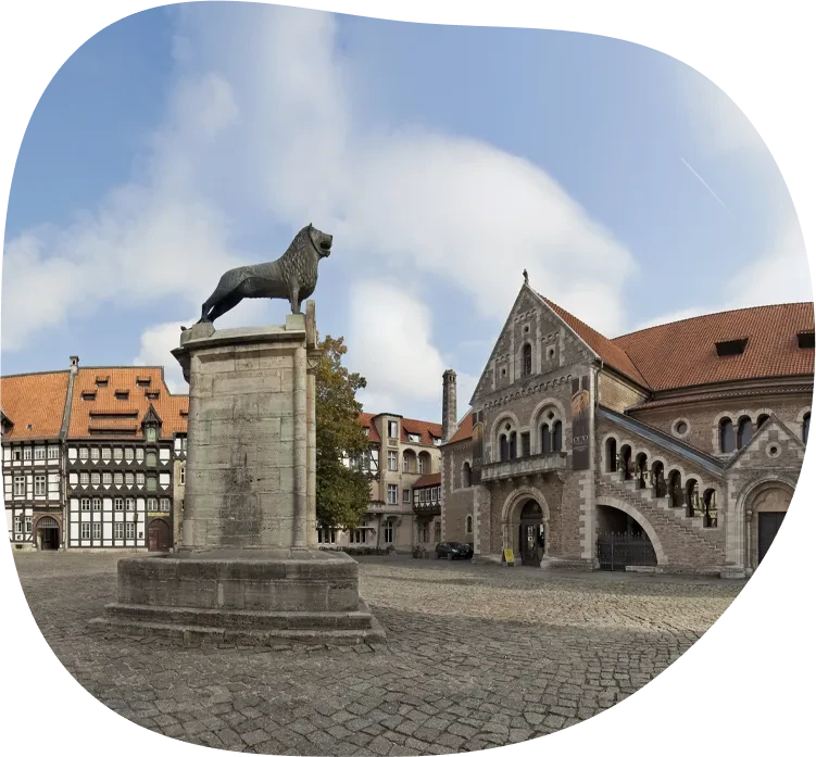 Blick auf den Braunschweiger Löwen und den Domplatz in Braunschweig