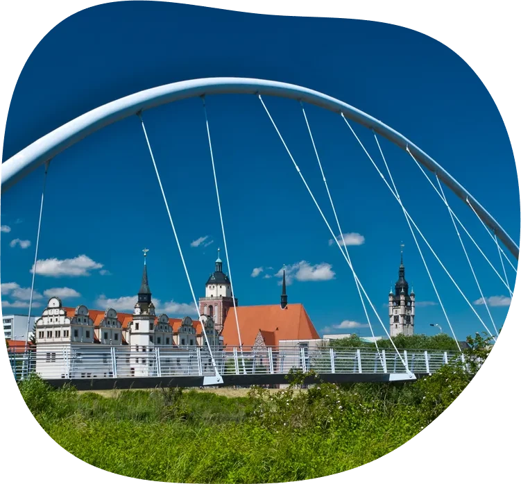 Moderne Brücke und historische Architektur in Dessau bei blauem Himmel