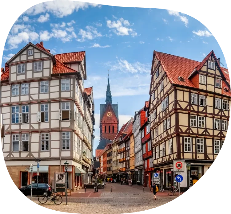 Altstadt von Hannover mit Fachwerkhäusern und Marktkirche bei blauem Himmel