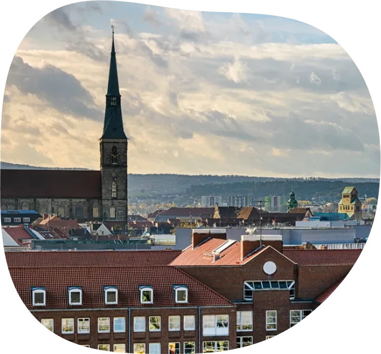 Stadtansicht von Hildesheim mit markanter Kirche und roten Dächern