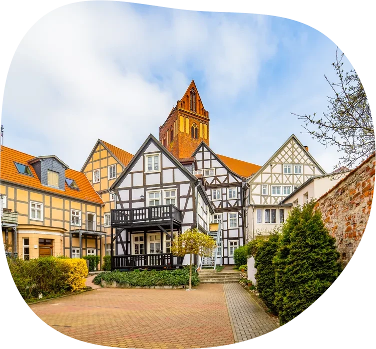 Historische Fachwerkhäuser und Kirche in Perleberg