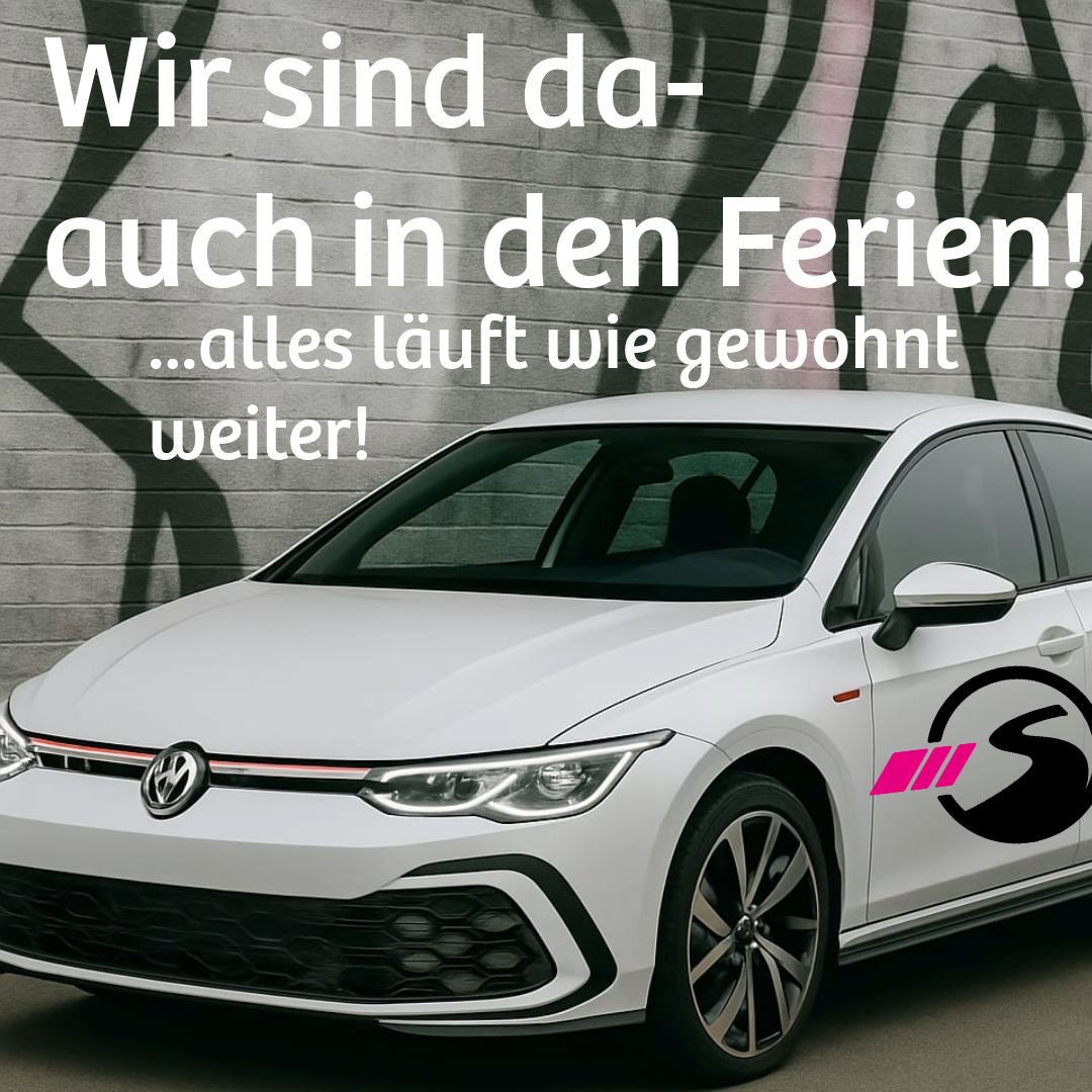 Weißes Auto vor Graffiti-Wand mit Text 'Wir sind da - auch in den Ferien!'