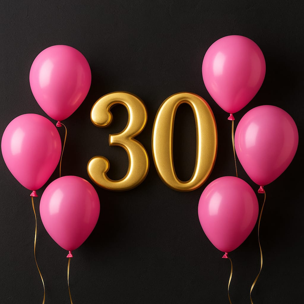 Goldene Zahl 30 und pinke Luftballons als Dekoration zum 30. Geburtstag vor schwarzem Hintergrund