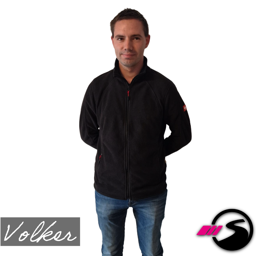 Mann mit schwarzer Fleecejacke, Volker, S-Logo Mann mit schwarzer Fleecejacke und Jeans, Schriftzug Volker, S-Logo unten rechts
