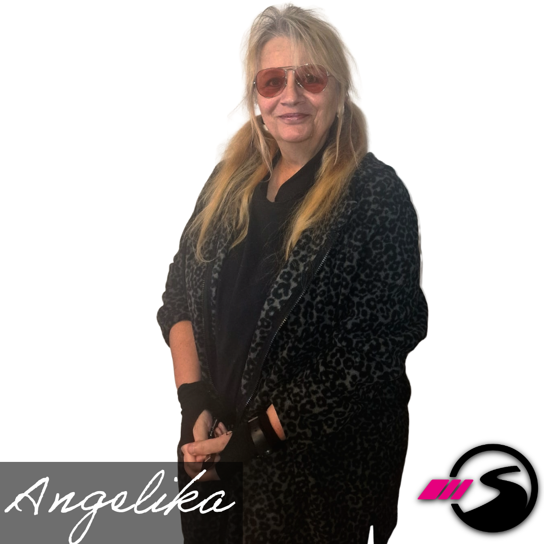 Angelika in schwarzer Kleidung mit Animal-Print-Jacke und S-Logo Angelika mit schwarzer Kleidung und Animal-Print-Jacke vor weißem Hintergrund, S-Logo unten rechts