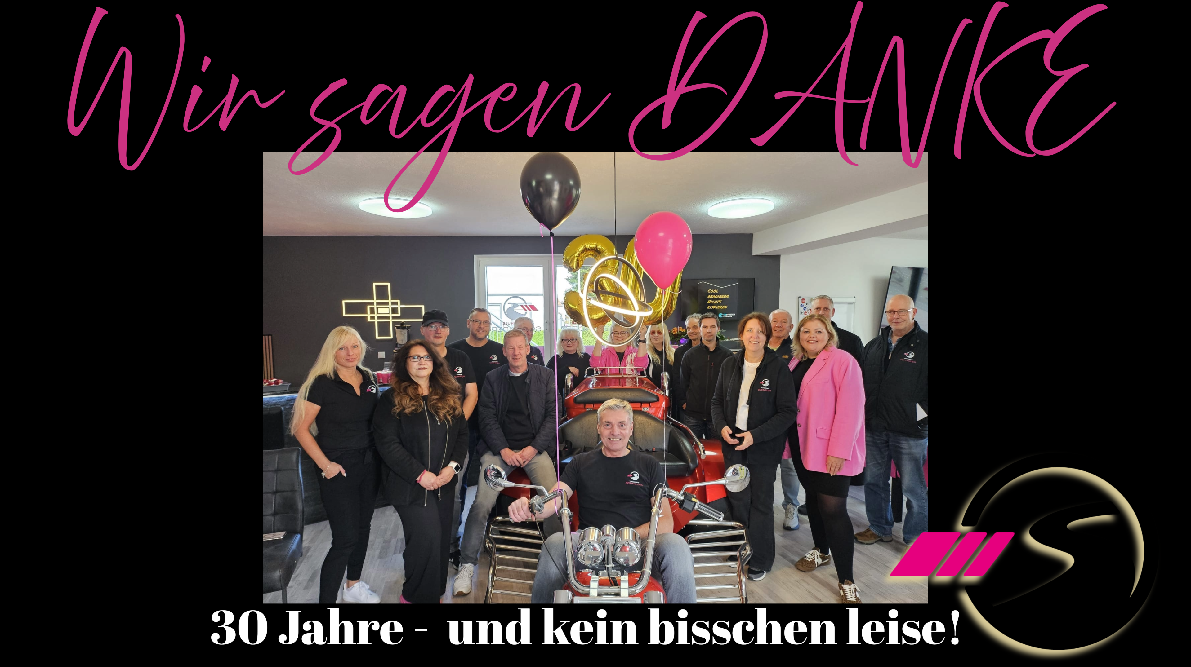 10 Jahre Firmenjubiläum – Team feiert Jubiläumsfeier mit Ballons und Trike Firmenjubiläum mit Team, Ballons und Trike – 10 Jahre Jubiläumsfeier