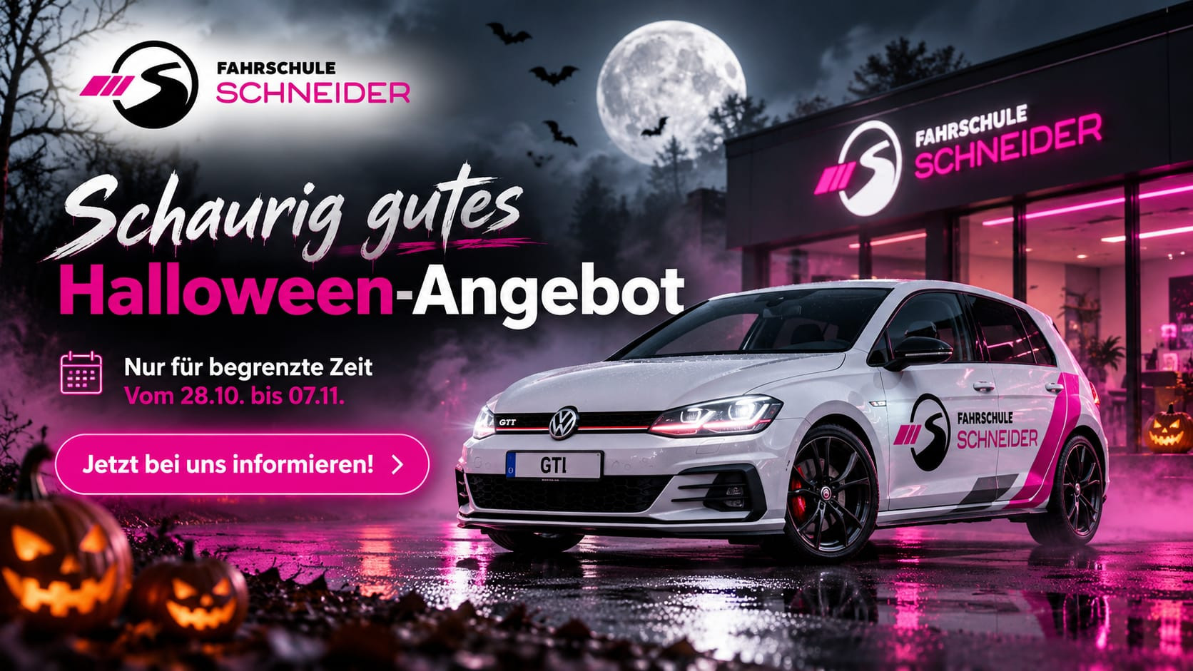 Fahrschule Schneider Halloween-Angebot mit VW Golf GTI vor Fahrschulgebäude bei Vollmond und Fledermäusen