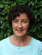 Heike Schaft vor einer grünen Blätterwand