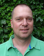 Portrait von Christian Rottzoll vor grünem Hintergrund