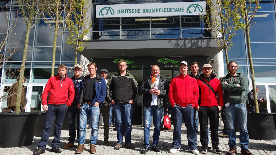 Team vor dem Eingang der Deutschen Baumpflegetage Messe in Augsburg
