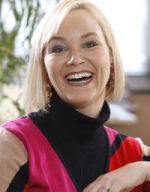 Martina Sowitzki lacht und schaut in die Kamera