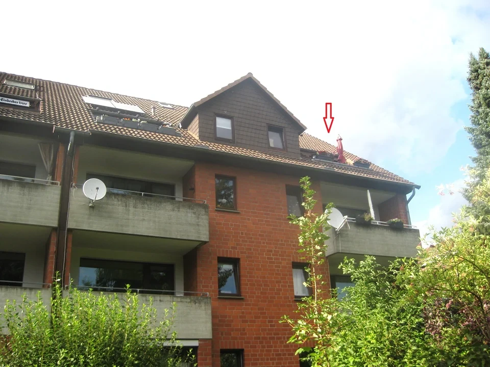 Rückseite des Gebäudes BahnfoStr 10a – Ansicht mit Balkonen und Dachgeschoss Rückseite des Wohnhauses BahnfoStr 10a mit Balkonen und Dachgeschoss