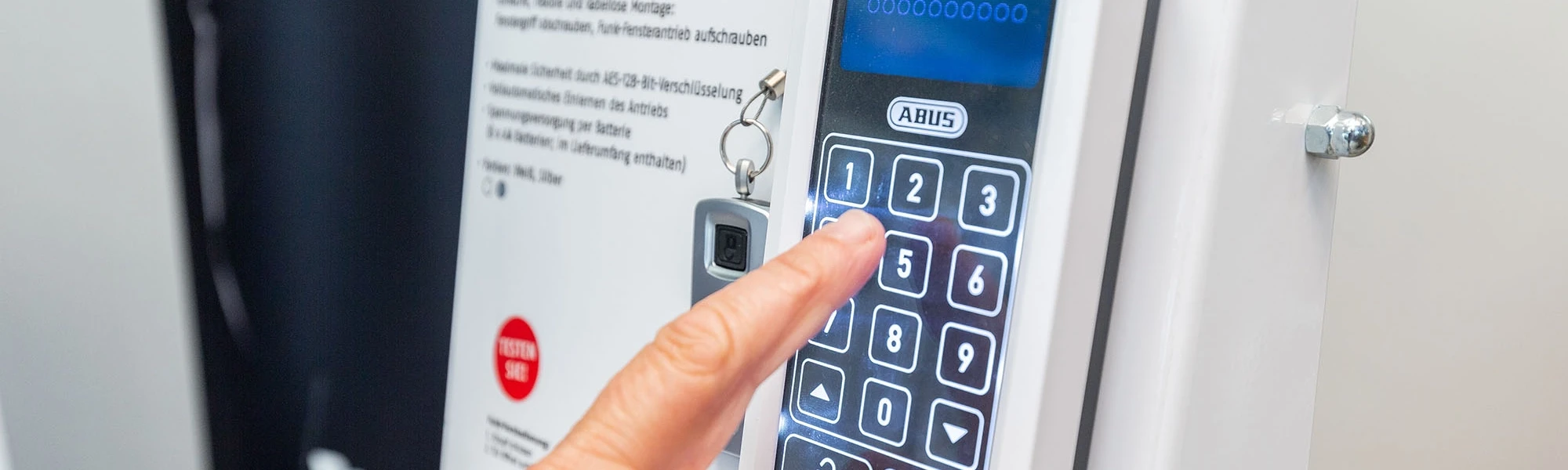 Digitale Zutrittskontrolle mit Abus-Tastatur und Fingerbedienung