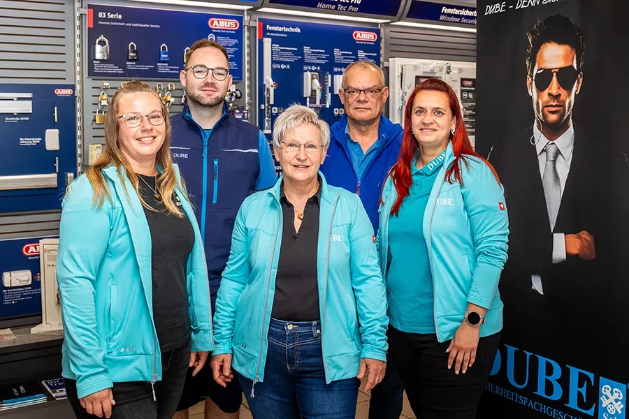 Teamfoto von DUBE Sicherheitsfachgeschäft vor ABUS Produktausstellung
