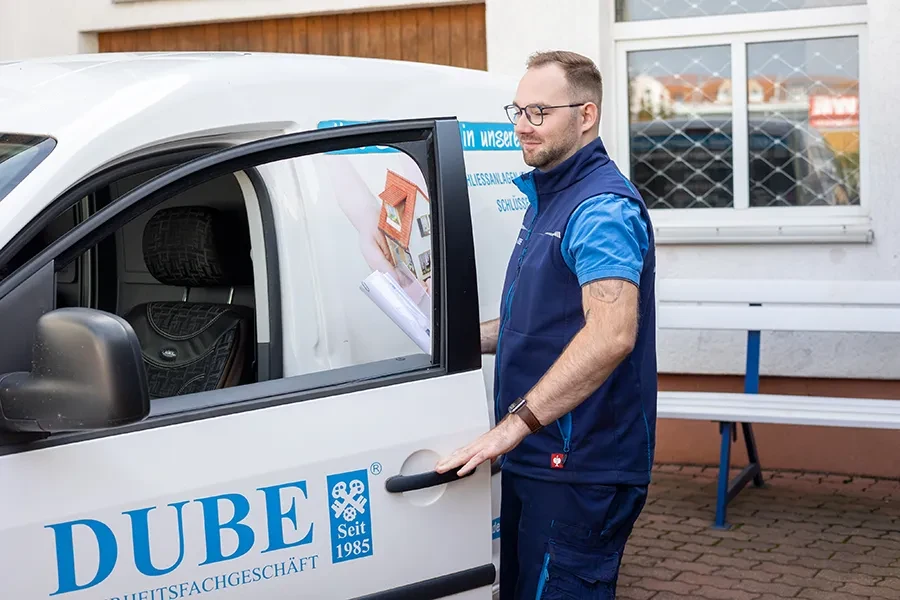 Mitarbeiter eines Schlüsseldienstes steigt in ein Fahrzeug, spezialisiert auf Schließanlagen